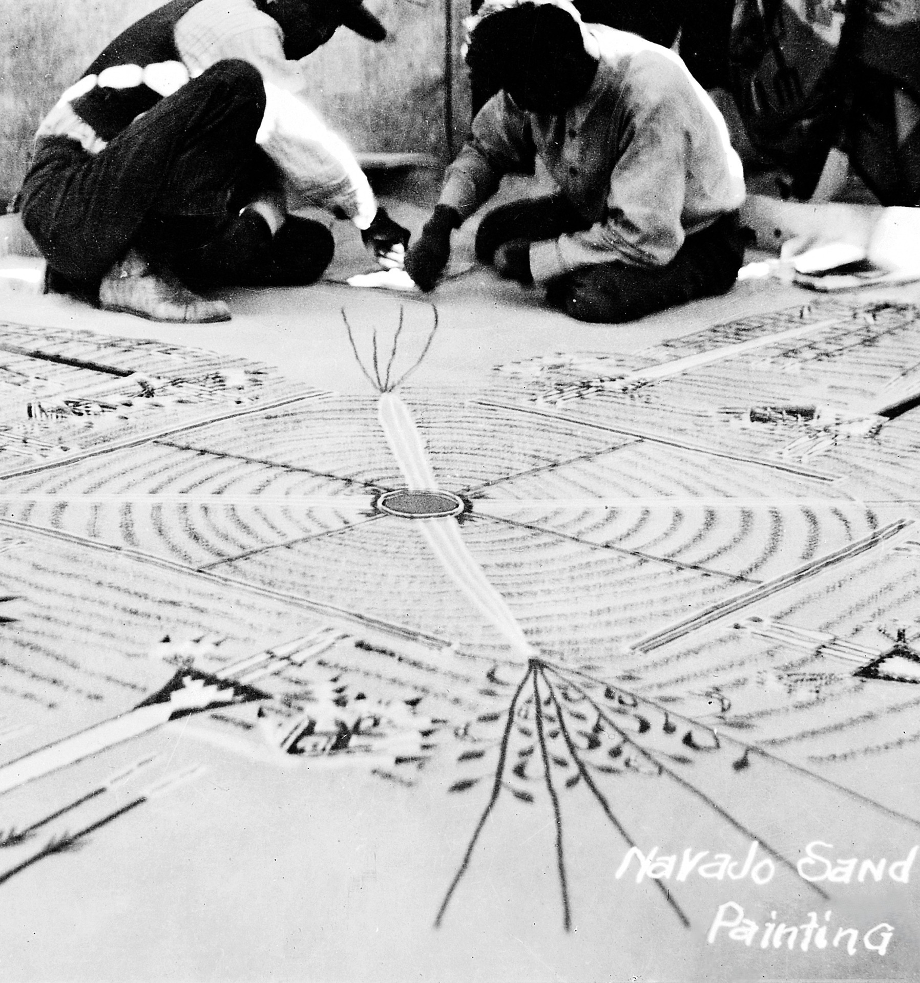 Navajo sandpainting. Wikimedia Commons, Welcome Library CC BY 4.0 Utsnitt og reorganisering av tekst. Pollock har selv antydet at han malte på gulvet etter å ha blitt inspirert av sandmalere fra Navajostammen i Natural History Museum i New York i 1941.