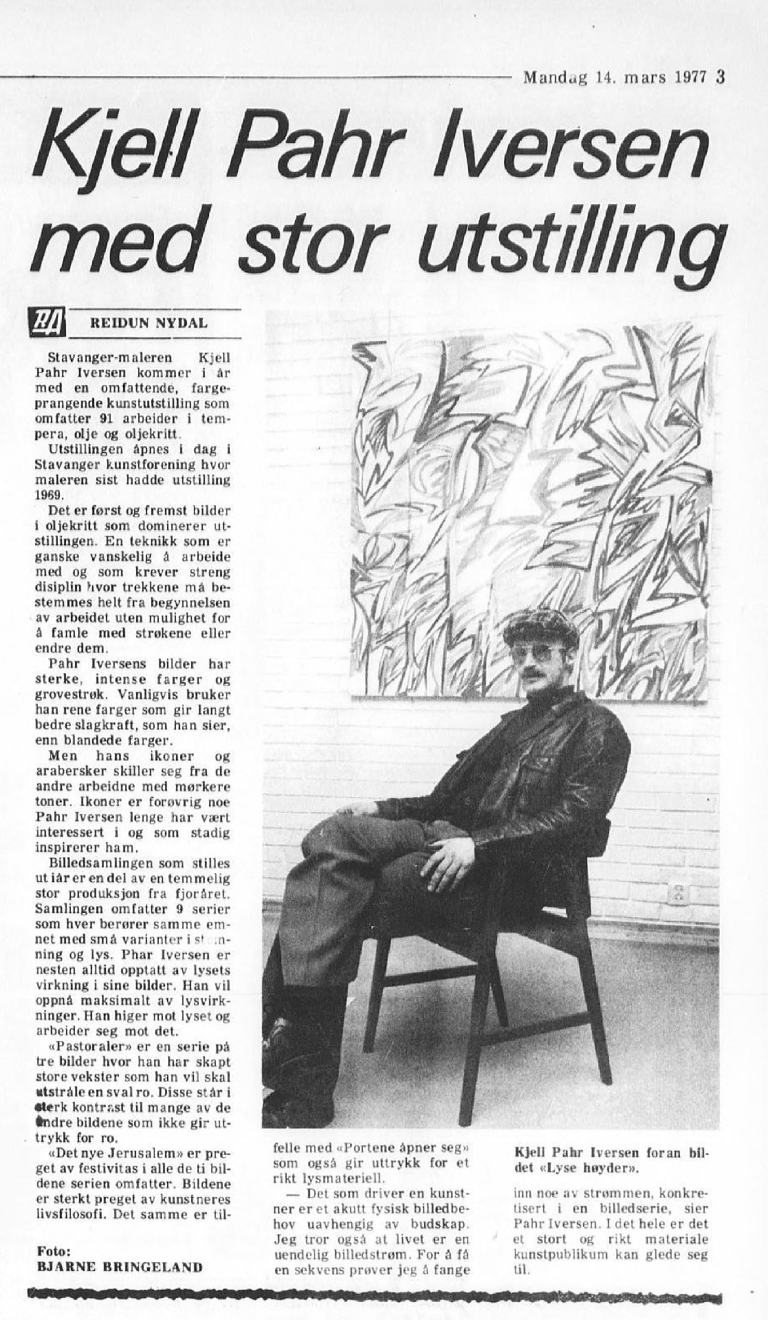 Maleriet Lyse Høyder, som Pahr-Iversen her sitter foran, har samme uttrykk og formasjon som de to versjonene av Basurøst og Harpetoner som var utstilt i Stavanger kunstforening i 1977, og som også dannet utgangspunkt for utkastene til Glassmaleriene til Bjergsted musikksenter. Rogalands Avis 14.03.1977 Foto Bjarne Bringeland Nasjonalbiblioteket Public domain.