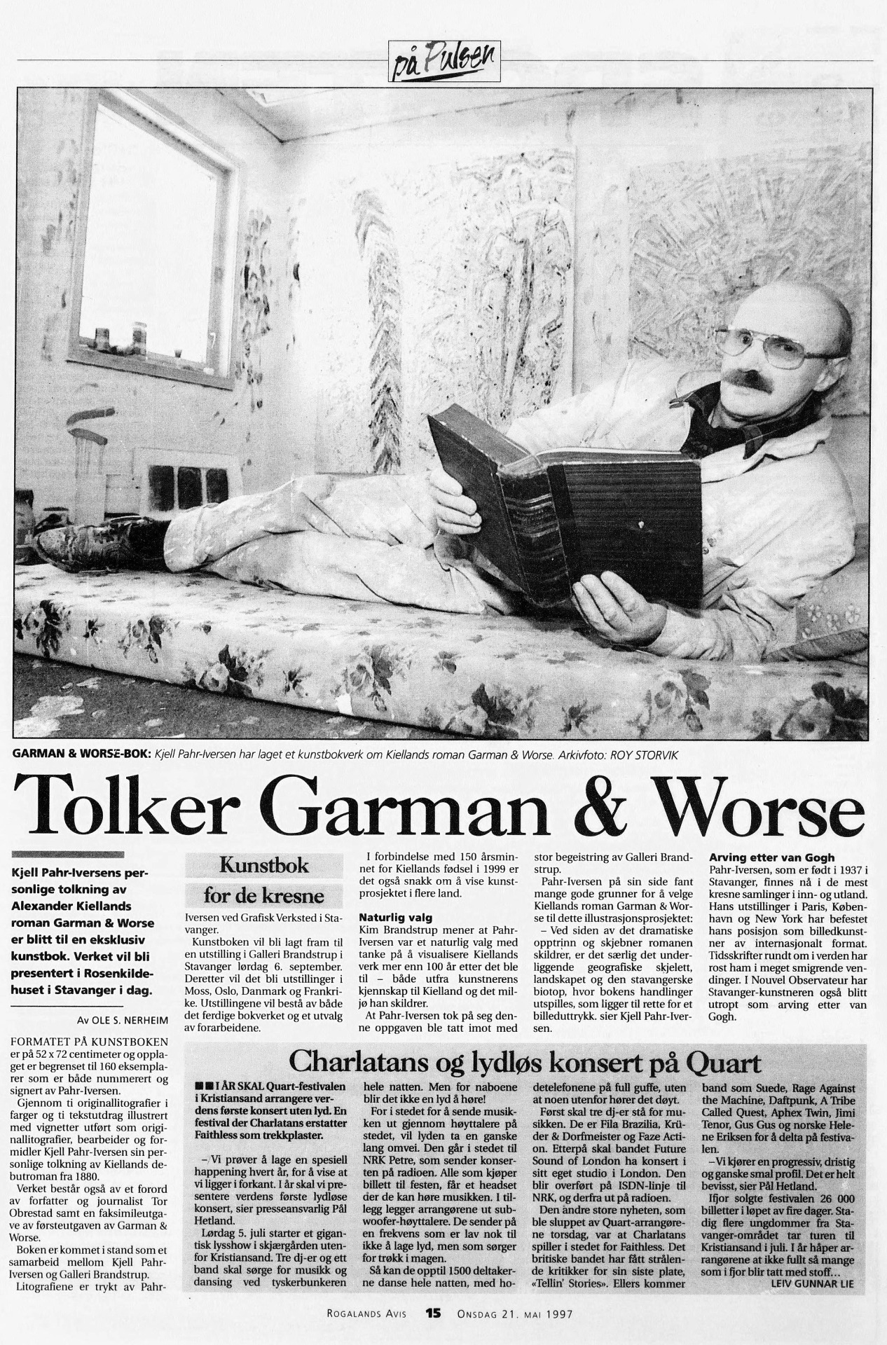 Pahr-Iversen foran to 90-tallsherbarier. Ved siden av ha illustrert Kiellands Garman og Worse, har Pahr-Iversen også illustrert Alfred Hauges bok "Det lyse fastland" med tresnitt og "Perlemorstrand" med blekk- og karyltegninger. Rogalands Avis 21.05.1997 Nasjonakbiblioteket Public domain
